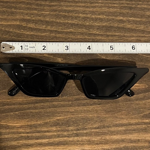 Vintage Retro Style Cateye Black Small Frame Sunglasses Futuristic - Picture 2 of 2